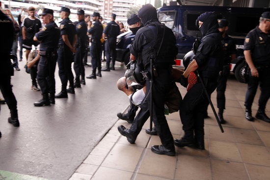 A Pícnic per la República pro-independence protester is carried out of Sants train station by police officers (by Jordi Bataller)